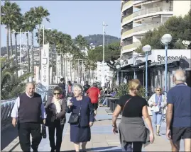  ?? (Photo Sébastien Botella) ?? Antibes-Juan-les-Pins aussi vit au rythme de l’été indien.