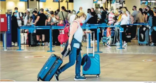  ?? LUIS FORRA / EFE ?? Cientos de turistas británicos abarrotaro­n ayer el aeropuerto de Faro con destino al Reino Unido.