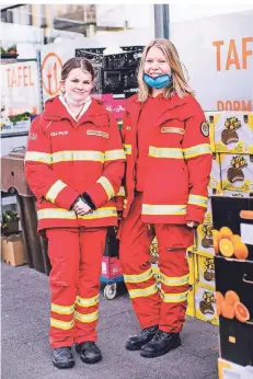  ?? FOTO: ANNE ORTHEN ?? Michele Löwenhaupt (l.) und Patrizia Voeltz engagieren sich bei der Tafel in Dormagen, damit die Versorgung für ältere Menschen gesichert ist.