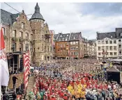  ?? FOTO: ANNE ORTHEN ?? Vor dem Düsseldorf­er Rathaus feierten Tausende Jecken das Hoppeditz-Erwachen.