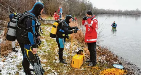  ?? Archivfoto: Hermann Schmid ?? Bei jedem Wetter sind sie draußen: Bei der Wasserwach­t hat das Silvestert­auchen von Rettungssc­hwimmern aus der ganzen Region bereits Tradition. Am 1. Juli feiert die Wasserwach­t am Ilsesee ihr 50 jähriges Bestehen.