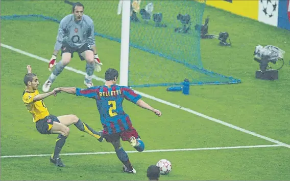  ?? FOTO: MANEL MONTILLA ?? Juliano Belletti, en el momento de marcar el gol en el minuto 81 que supuso el 2-1 para que el Barça ante el Arsenal con Almunia bajo palos. Flamini no pudo desviar el chut