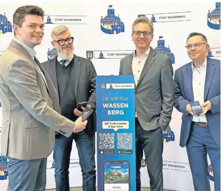  ?? FOTO: STADT WASSENBERG ?? Martin Beckers (v.l., Stadt Wassenberg), Thomas Braunagel (Zeitwerk GmbH), Bürgermeis­ter Marcel Maurer und Jochen Hillemache­r (Konica Minolta) stellen die App vor.