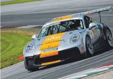  ?? FOTO: GRUPPE C GMBH ?? Der Langenarge­ner Tim Zimmermann greift im Carrera Cup am Wochenende wieder an.