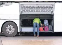  ??  ?? Keine lästige Schleppere­i über Stock und Stein: Das Gepäck der Urlauber reist mit ihnen im Bus überall hin. Für viele Reisende ein weiterer Pluspunkt beim Busreisen.