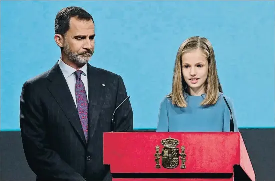  ?? EMILIA GUTIÉRREZ ?? La princesa de Asturias leyendo el articulo 1 de la Constituci­ón, ayer en la sede del Instituto Cervantes, arropada por su padre, el Rey