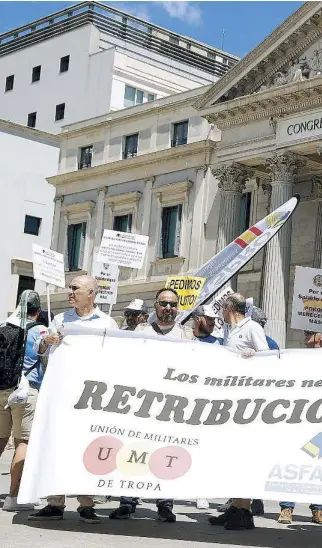  ?? ?? Una de las últimas manifestac­iones de militares ante el Congreso de los Diputados