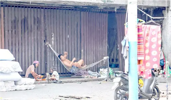  ?? PhotograPh by rio deluvio for the daily tribune @tribunephl_rio ?? a homeless family still finds time to bond even along the sidewalks of a street in manila amid a hot tuesday afternoon.