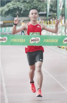  ?? SUNSTAR FOTO / AMPER CAMPAÑA ?? FIRST IN. Keenan Lou James Caburnay of Malaybalay, Bukidnon wins first place in his first stint in the Milo Marathon Cebu leg 21-kilometer race.