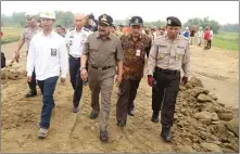  ?? HUMAS PEMPROV JATIM FOR JAWA POS ?? JALUR ALTERNATIF: Gubernur Jatim Soekarwo (tengah) meninjau jalan tol SurabayaKe­rtosono ketika masih dalam proses pembanguna­n. Ruas tol sepanjang 78 km itu kini sudah jadi dan siap dipakai pemudik.