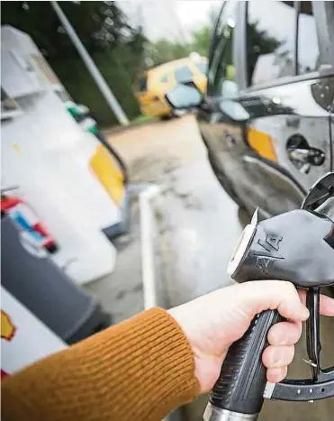  ?? Foto: Pierre Matgé ?? Das Ende von Benzin und Diesel als Kraftstoff ist abzusehen – vor allem die großen Konzerne reagieren darauf und rüsten bei ihren Tankstelle­n um.
