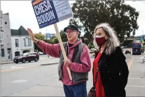  ?? PHOTO BY GABRIELLE LURIE/SAN FRANCISCO CHRONICLE ?? District Attorney Chesa Boudin’s adoptive parents Bill Ayers And Bernardine Dohrn (right) hold up signs in favor of their son outside the Glen Park BART station ahead Tuesday’s recall on Monday, June 6, 2022, in San Francisco.