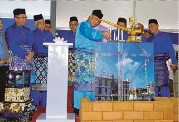  ??  ?? Deputy Prime Minister Datuk Seri Dr Ahmad Zahid Hamidi at the ground-breaking of Politeknik
Besut near
Bukit Keluang, Terengganu, yesterday.
With him are Terengganu Menteri Besar Datuk Seri Ahmad Razif Abdul Rahman (left) and Higher Education...