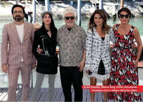  ??  ?? Israel Elejalde, Milena Smit, Pedro Almodóvar, Penélope Cruz e Aitana Sánchez-gijón
Mais de 50 países participam com longas e curtas-metragens da 78ª edição do Festival de Veneza. O novo filme de Pedro Almodóvar, Madres
Paralelas, foi o escolhido para abrir o evento, que tem produções como Spencer, sobre a vida de Lady Di. A Tempestade, com Helen Mirren, encerra.