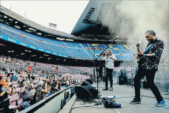  ?? ÀLEX GARCIA ?? La banda de Girona Sopa de Cabra, actuando en el concierto de ayer en el Camp Nou de Barcelona