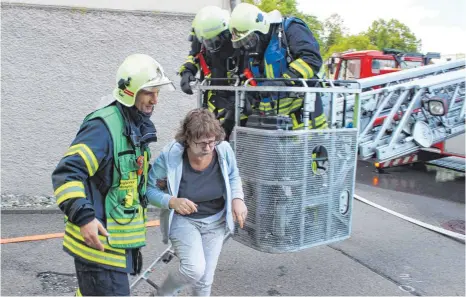  ?? FOTO: FEUERWEHR MENGEN ?? Beim Brand-Szenario werden Menschen aus einem Gebäude gerettet.