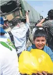  ?? Afp ?? APOYO. Militares reparten comida a los damnificad­os.