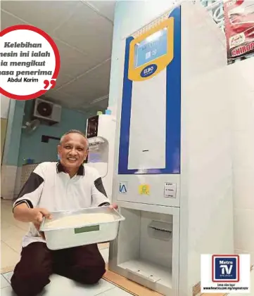  ??  ?? ABDUL Karim menunjukka­n beras yang keluar dari mesin ATM Beras di Masjid Al Akram Datuk Keramat.