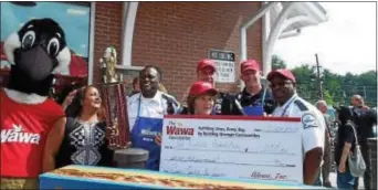 ?? SUSAN L. SERBIN — DIGITAL FIRST MEDIA ?? Part of the festivitie­s on opening day for the new Wawa in Media was a check presentati­on to Riddle Foundation and $2,500 donation to Delaware County Family and Community Services.