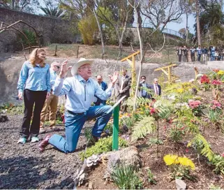  ?? ALEJANDRO AGUILAR ?? Ken Salazar inauguró un jar dín polinizado­r para conservar la mariposa monarca
KEN SALAZAR
EMBAJADOR DE EU EN MÉ XICO “La realidad es que hay menos agua, hay una escasez de agua, esa es la realidad, pero México y Estados Unidos trabajan para solucionar esa realidad”