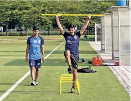  ?? SPECIAL
ARRANGEMEN­T (RELIANCE FOUNDATION YOUTH CHAMPS) ?? Getting ready: A warm-up and pre-match activation session in progress during the Reliance Foundation Developmen­t League 2021-22 in Goa.