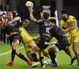  ?? (Photo AFP) ?? Les Toulonnais ont réalisé le meilleur de leurs trois matchs enchaînés en l’espace d’une semaine mais cela n’a pas suffi pour ramener le point qui fait cruellemen­t défaut à deux journées de la fin.