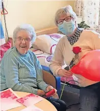  ?? ?? Catching up Raydan Wilson and Margaret Turner enjoyed a chat