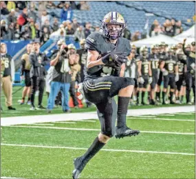  ?? Tim Godbee ?? Calhoun High School senior Quin Smith pulls in a reception against Warner Robins.