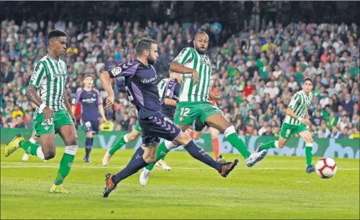  ??  ?? EL GOL DE LA VICTORIA. Antoñito empala el balón ante la mirada de Sidnei y Júnior. Ese balón acabaría en la red del Betis.