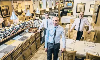  ?? LLIBERT TEIXIDÓ ?? El equipo del restaurant­e, un clásico de la barcelones­a calle Santaló