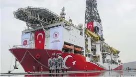  ??  ?? Türkisches Bohrschiff setzt mit militärisc­her Unterstütz­ung die Interessen des Erdoğan-Staates durch. Griechenla­nd antwortet mit Säbelrasse­ln. Und was macht Netanyahu im Juli?