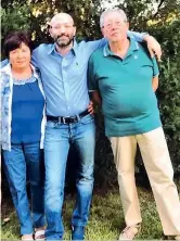  ??  ?? Con i genitori
Matteo Landini con mamma Rita e papà Claudio