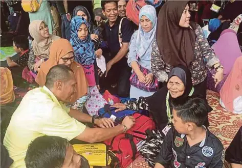  ??  ?? HALIMAH (duduk, kanan) bersama ahli keluarga di Kompleks Tabung Haji Kelana Jaya, semalam.