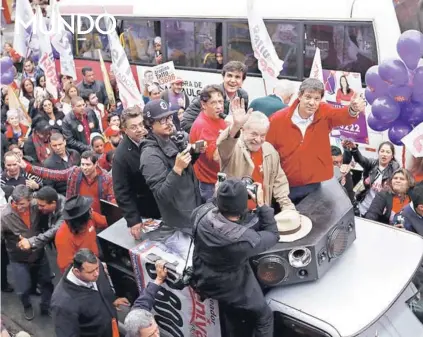  ??  ?? ► Lula junto a Haddad durante un acto de campaña en la periferia de Sao Paulo, en 2016.