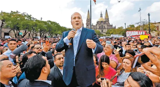  ?? FERNANDO CARRANZA ?? El Ejecutivo estatal se reunió con sus seguidores tras la ceremonia.