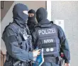  ?? FOTO: DPA ?? Polizisten durchsuche­n bei der Razzia ein Gebäude.