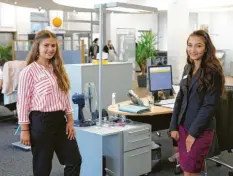  ?? Foto: Michael Hochgemuth ?? Lisa Jessica Kleinheinz, 15 (links), und Daniela Caleta, 19, beginnen eine Ausbildung zur Bankkauffr­au. Damit könnten ihre Karrieren beginnen.
