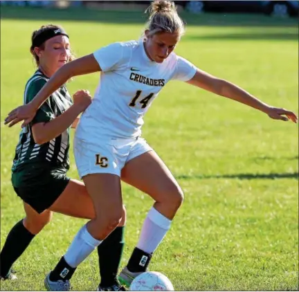  ?? BOB RAINES — DIGITAL FIRST MEDIA ?? Lansdale Catholic’s Kate Henesey wins the ball from Methacton’s Mariah Romano Tuesday.