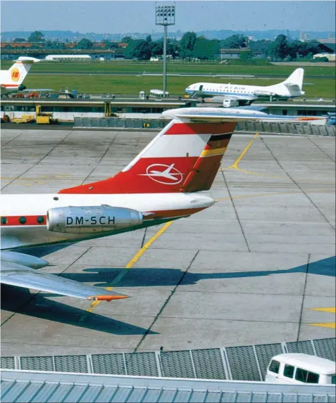  ??  ?? Tupolev 134 d’Interflug vu au Bourget en septembre 1973. La compagnie aérienne est-allemande assurait quelques liaisons avec l’Europe de l’Ouest.