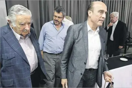  ??  ?? PRESENTACI­ÓN. Mujica y Astori fueron los protagonis­tas centrales de la conferenci­a de prensa que realizó ayer el Frente Amplio.