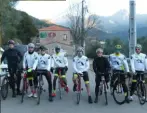  ??  ?? Les coureurs au maillot blanc du club Alpana, l’un des seuls à avoir enregistré une hausse de licenciés malgré le contexte.