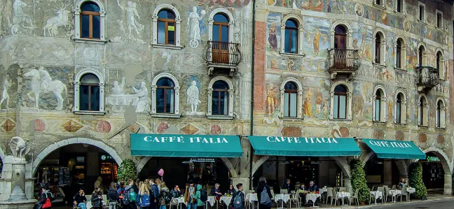  ??  ?? Centro storico I palazzi di Trento sono caratteriz­zati da splendide facciate affrescate con dipinti o ornamenti