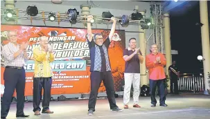  ??  ?? BERSUKAN: Hasbi mengangkat berat simbolik perasmian Mr Wonderful dan Mr Body Builder Seborneo disaksikan Shariman (kiri) Leong, Sufian dan Dahlan (kanan) malam kelmarin.