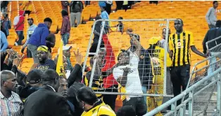  ?? Picture: BACKPAGEPI­X ?? FANNING THE FLAMES: Chiefs fans vent their frustratio­ns at FNB Stadium on Tuesday