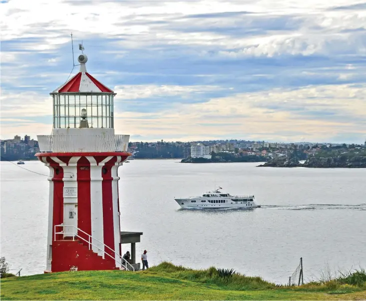  ??  ?? STRANDPROM­ENADER. Det finns många vandringss­tråk och promenader längs med vattnet i Sydney. Bondi till Coogee, Spit till Manly eller den lite kortare längst ut i Watsons Bay där den här gamla fyren