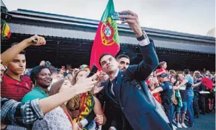  ??  ?? À chegada a Lisboa, a seleção tinha à sua espera centenas de pessoas, que quiseram mostrar que continuam do lado dos heróis de Paris. Os jogadores retribuíra­m o carinho, com autógrafos e tirando selfies. Ronaldo não se viu, pois apanhou um voo de ligação para Madrid.