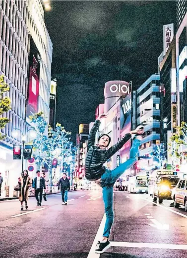  ??  ?? @MarachokLa joven rusa Maria Koreva celebra el fin de su primera gira asiática con el Ballet del Mariinski;su colega Ramanbek toma la foto