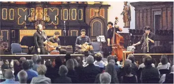  ?? RP-FOTO: WOLFGANG KAISER ?? Sistanagli­a in der Paterskirc­he: Die fünf Musiker aus Berlin bauen mit ihrer Musik eine Brücke zwischen zwei Welten, verbinden in ihren Konzerten klassische mit modernen Kompositio­nen.