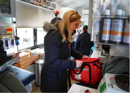  ?? ?? Allyson Pinkhover checked the contents of a bag that held overdose response items.