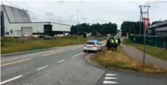  ?? FOTO: ERNEST BOSWARVA ?? Politiet på åstedet etter at gutten var fraktet til sykehus.